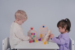 Hus i tr� med sensoriska klossar 3 hus