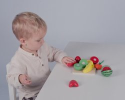 Frukt och gr�nsaker i tr� 8 delar