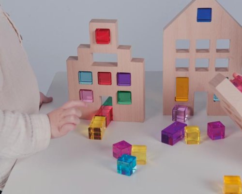 Hus i tr� med sensoriska klossar 3 hus